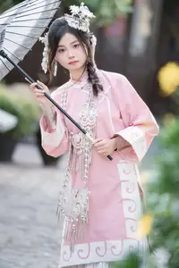 YiTuYu - Vol.8795 Yang Min Ting: Graceful Hanfu Beauty Amidst Spring Blossoms - image 1