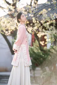 YiTuYu - Vol.8795 Yang Min Ting: Graceful Hanfu Beauty Amidst Spring Blossoms - image 9