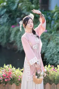YiTuYu - Vol.8795 Yang Min Ting: Graceful Hanfu Beauty Amidst Spring Blossoms - image 5