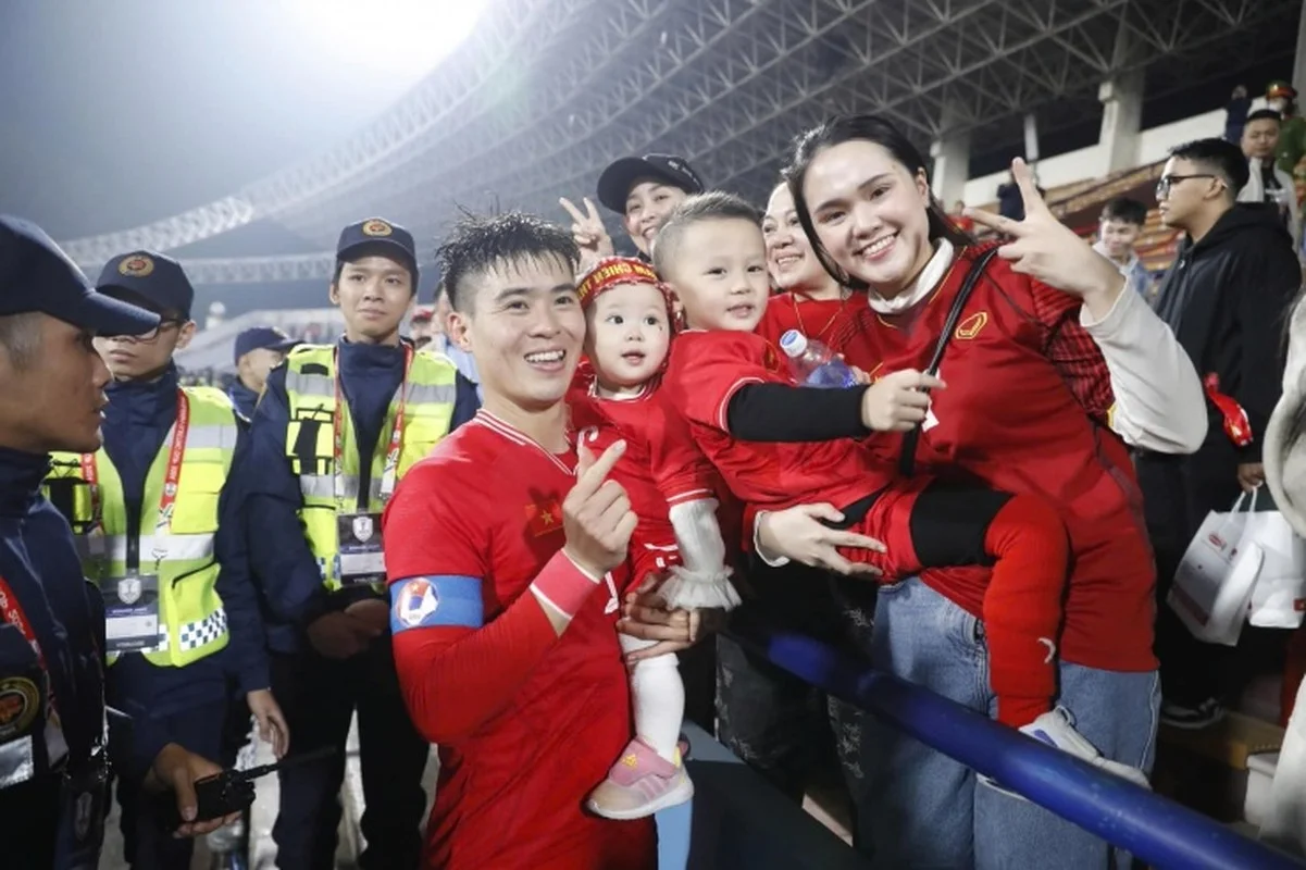 Vietnam National Team Wins AFF Cup: Spotlight on the Captain's Wife's Beauty