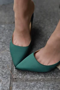 Urban Street Style: IESS Tuantuan Street Snap Office Lady Fashion - image 1