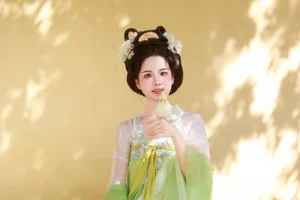 YiTuYu Art Language Vol.8102: Captivating Portrait Series Featuring Xiao Du Tong Xue - image 3