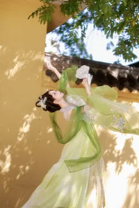YiTuYu Art Language Vol.8102: Captivating Portrait Series Featuring Xiao Du Tong Xue - image 1