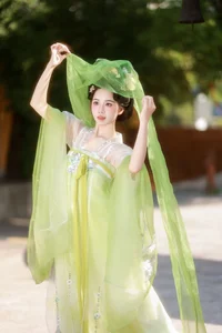 YiTuYu Art Language Vol.8102: Captivating Portrait Series Featuring Xiao Du Tong Xue - image 0