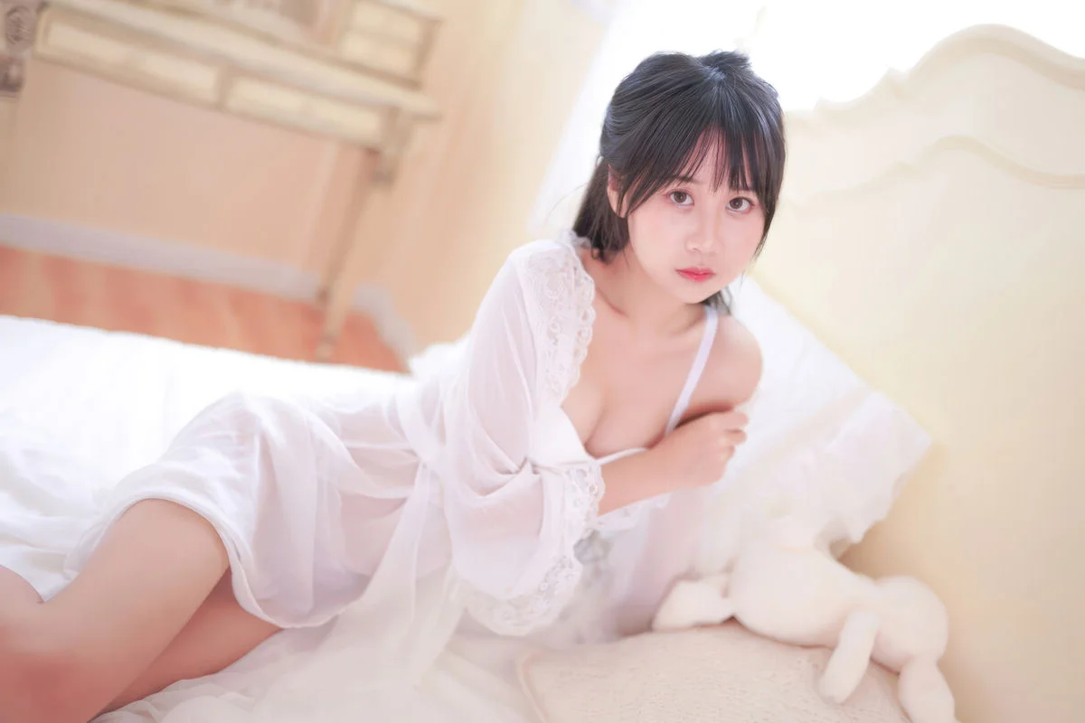 Elegant White Tea Aesthetic Cosplay by Meng Ya Er o0 - Traditional Hanfu Inspired Fashion Photography and Minimalist Lifestyle Inspiration