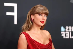 Taylor Swift and Top Female Stars Redefine Red Carpet Glamour at the 2025 Grammy Awards - image 0