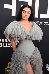 Taylor Swift and Top Female Stars Redefine Red Carpet Glamour at the 2025 Grammy Awards - image 1