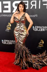 Taylor Swift and Top Female Stars Redefine Red Carpet Glamour at the 2025 Grammy Awards - image 3