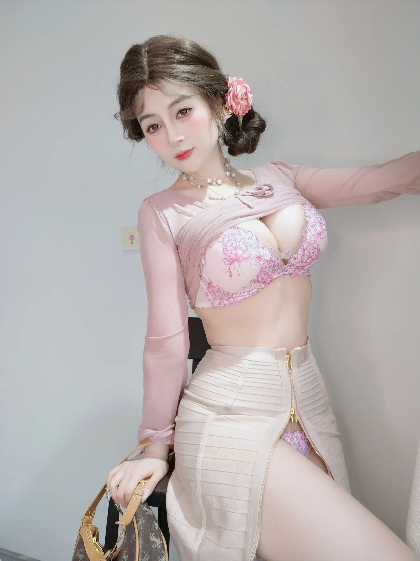 Feminine Coser: Charming Grace in Elegant Pink Attire 2024-11-24