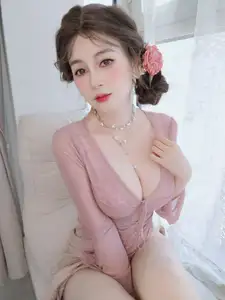 Feminine Coser: Charming Grace in Elegant Pink Attire 2024-11-24 - image 35