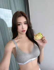 Malaysian Fashion Influencer Turns Heads with Bold Backless Outfit During Casual Supermarket Visit - image 3
