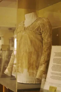 Discovering the World's Oldest Woven Garment: The 5,000-Year-Old Tarkhan Dress and Ancient Style - image 2