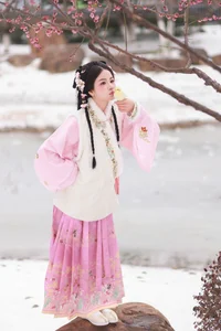 YiTuYu Art Language Vol.6943: The Youthful Grace of Xiao Du Tong Xue - image 2