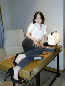 Zhi Zhi: Alluring XiuRen Intern Secretary Captivates with Professional Charm. - image 37