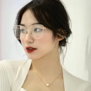 Stunning Gallery of Phan Thi Hong Sang: Capturing the Essence of Elegance and Modern Charm - image 1