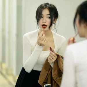 Stunning Gallery of Phan Thi Hong Sang: Capturing the Essence of Elegance and Modern Charm - image 14