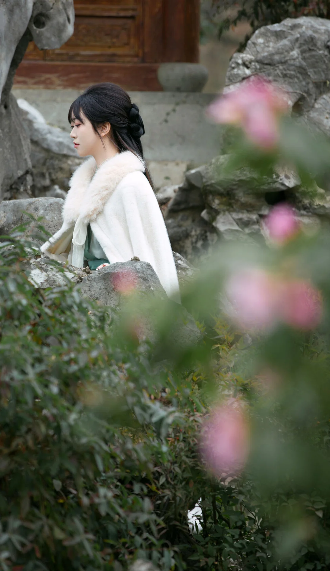 Visual Elegance in YiTuYu Art Language Vol.6413 Featuring He Zhou Xi E16
