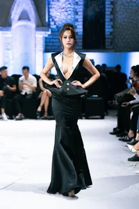 The Striking Beauty and Grace of a 1.8m Tall Transgender Fashion Model Breaking Industry Barriers - image 4