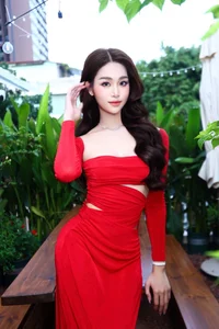 The Striking Beauty and Grace of a 1.8m Tall Transgender Fashion Model Breaking Industry Barriers - image 1