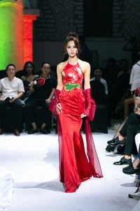 The Striking Beauty and Grace of a 1.8m Tall Transgender Fashion Model Breaking Industry Barriers - image 2