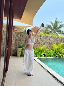 HAGL Footballer’s Girlfriend Gains International Attention: Chinese Media Praises Her Exceptional Beauty and Style - image 5