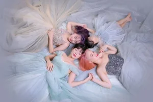 Meet the Three Stunning Daughters of Actress Hoang Yen: A Glimpse into Their Floral Beauty and Style - image 6