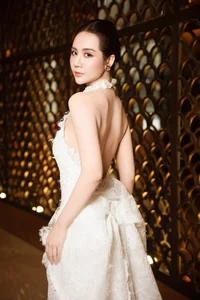 Huyen Lizzie Showcases Stunning Hourglass Figure in Latest High-Fashion Celebrity Gallery - image 1
