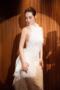 Huyen Lizzie Showcases Stunning Hourglass Figure in Latest High-Fashion Celebrity Gallery - image 7