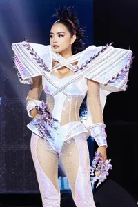 Runway Mastery: Ngoc Chau and Huong Ly Stun in Impressive Outfits and 30cm Heels - image 1