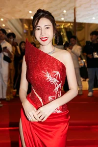 Star-Studded Red Carpet: Tran Thanh and Ngoc Trinh Shine - image 5