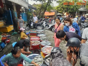 Exploring the Unique Afternoon Seafood Market: A Culinary Journey Through Freshness and Local Tradition - image 1