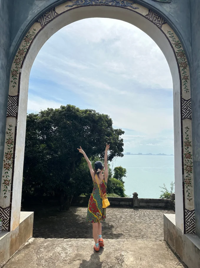 Danielle of NewJeans Shines in Hoi An: Stunning Travel Photos and Iconic Conical Hat Moments