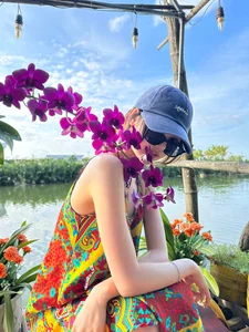 Danielle of NewJeans Shines in Hoi An: Stunning Travel Photos and Iconic Conical Hat Moments - image 5