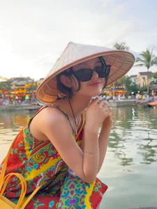 Danielle of NewJeans Shines in Hoi An: Stunning Travel Photos and Iconic Conical Hat Moments - image 2