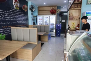 Exploring Ho Chi Minh City’s Premium Street Food: The Famous 79,000 VND Banh Mi Experience - image 4