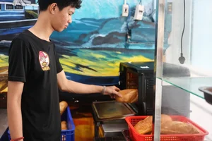 Exploring Ho Chi Minh City’s Premium Street Food: The Famous 79,000 VND Banh Mi Experience - image 3