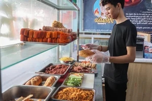 Exploring Ho Chi Minh City’s Premium Street Food: The Famous 79,000 VND Banh Mi Experience - image 2