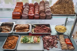 Exploring Ho Chi Minh City’s Premium Street Food: The Famous 79,000 VND Banh Mi Experience - image 8