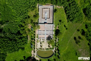 The Architectural Splendor of Empress Dowager Tu Du's Tomb in Hue's Pine Forests - image 4