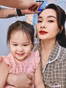 Khanh Van’s Flawless Close-Up and Nha Phuong’s Bold Fashion Choice: A Tale of Two Vbiz Icons - image 2