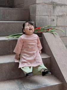Adorable Toddler in Traditional Ao Dai Captures Hearts with Viral Photoshoot - image 2