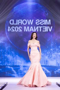 The Rise of a 1.86m Beauty Queen: From Military Upbringing to Miss World - image 8