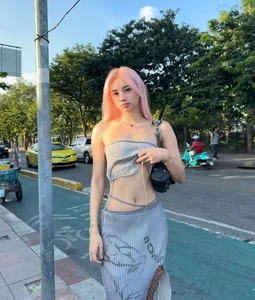 Bold Fashion Trends: Vietnamese Streamer Showcases Elegant Backless Style and Modern Aesthetic - image 7