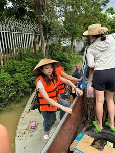 Inspiring Portraits of Compassion: Vietnamese Beauties Leading Flood Relief Efforts with Heart - image 3