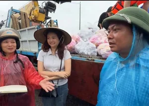 Inspiring Portraits of Compassion: Vietnamese Beauties Leading Flood Relief Efforts with Heart - image 1
