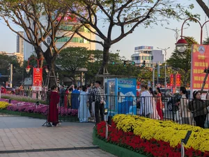 Unique Pink Snake Mascots Spark Joy in Da Nang for Lunar New Year Celebrations - image 3