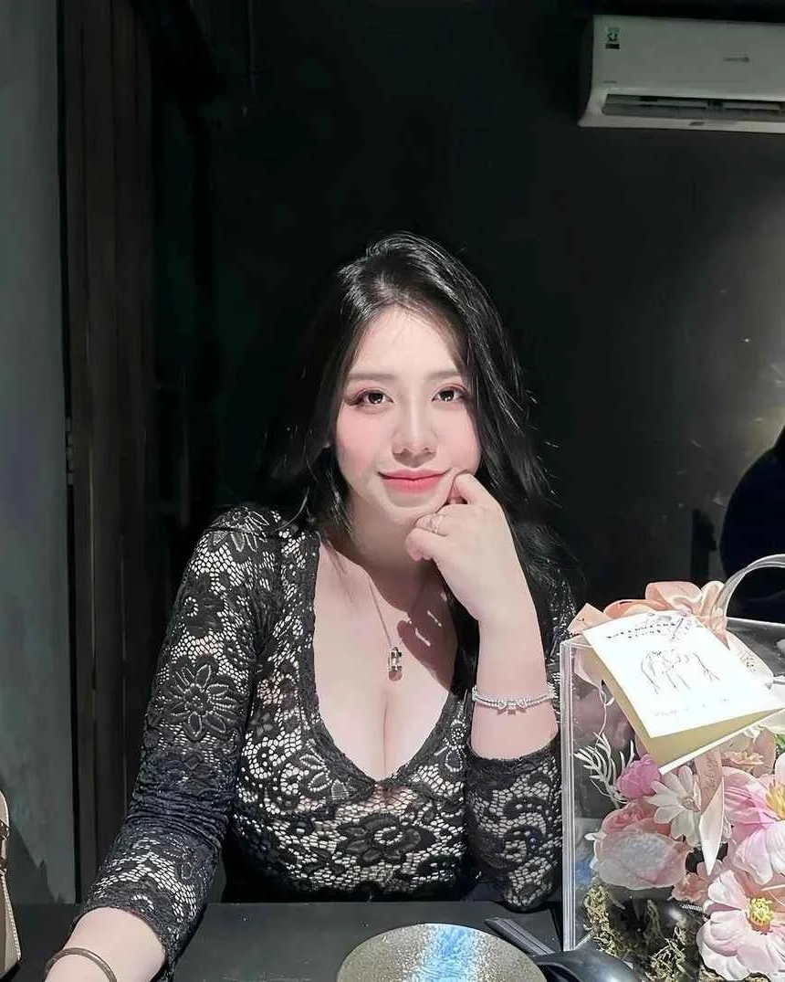 Discover the Elegant Style and Beauty of Minh Nhựa’s Second Daughter