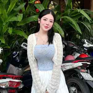 Discover the Elegant Style and Beauty of Minh Nhựa’s Second Daughter - image 7