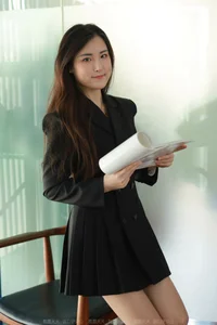 Classic Fashion: IESS Xiaobao in Black Pleated Skirt Collection - image 11