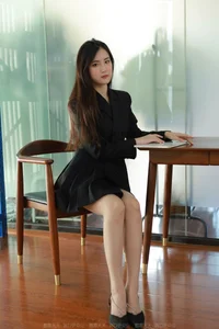 Classic Fashion: IESS Xiaobao in Black Pleated Skirt Collection - image 10
